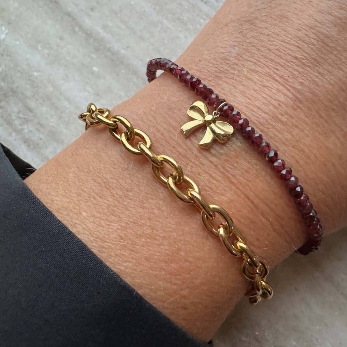Donkerrood armbandje met strik | Armband met grote gouden schakels | Papillon - Splendore
