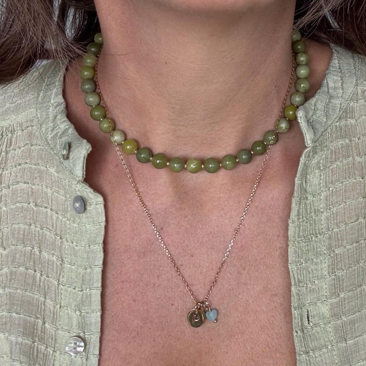 Gouden ketting met letter en blauw hartje - Baresi + Ketting met grote groene kralen - Coco