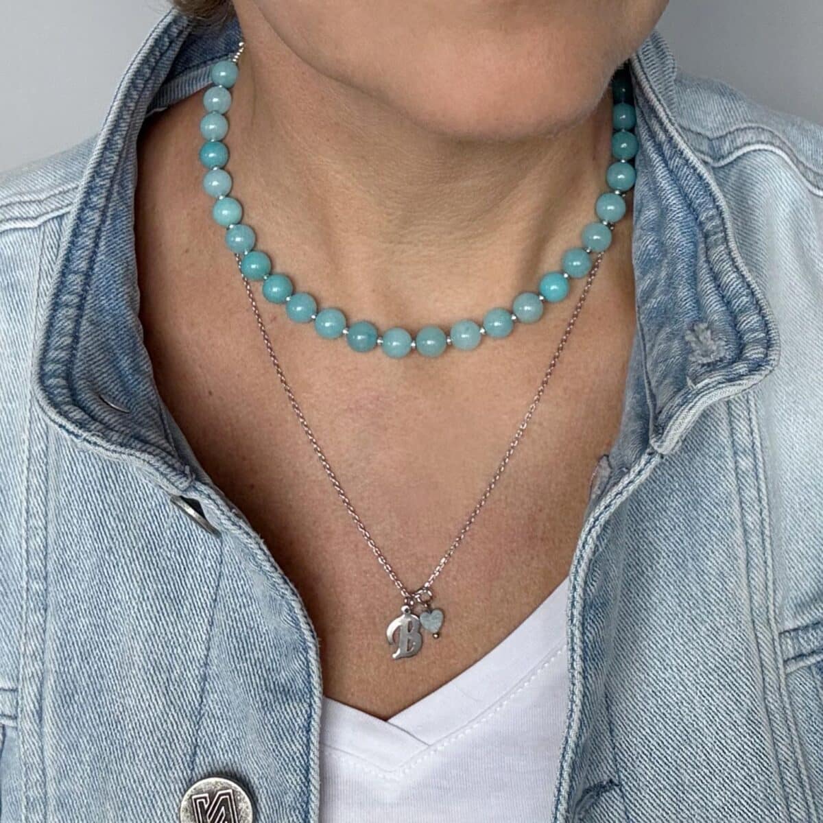 Zilveren schakelketting met letter - Dona + Blauwe ketting met grote kralen - Lora