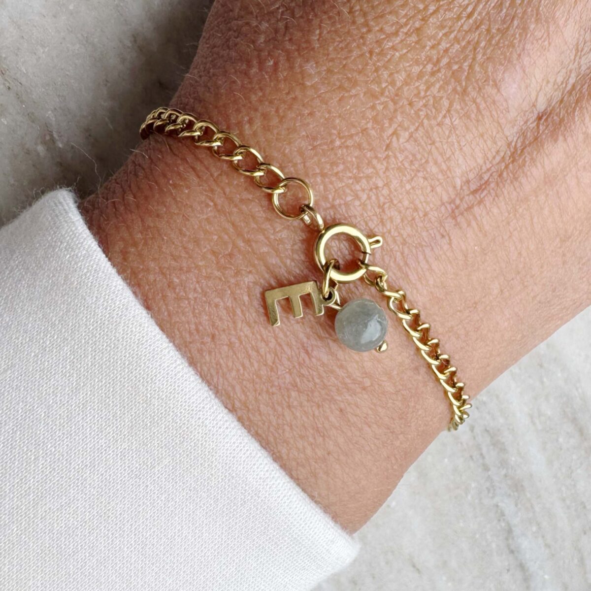 Gouden armband met letter - Groen | Bacio da Lou