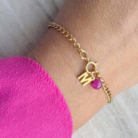 Gouden armband met letter - Roze | Bacio da Lou